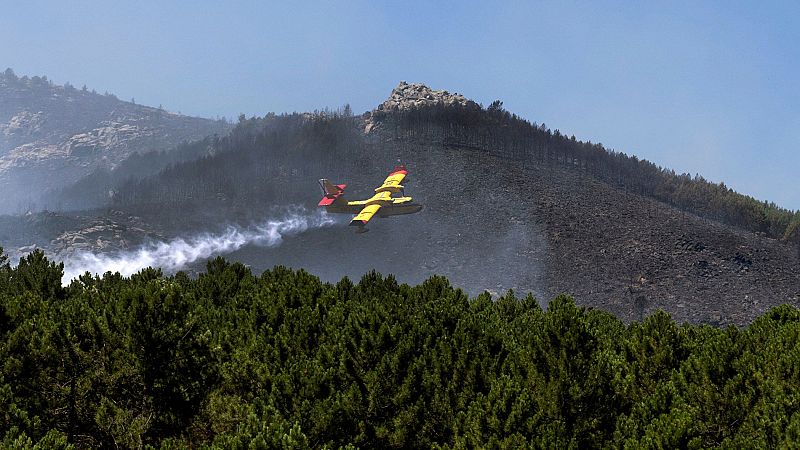 Medios aéreos y terrestres trabajan para controlar los incendios en Almería y Ávila