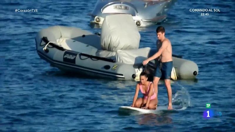 Aitana y su novio Miguel Bernardeau en las playas de Ibiza