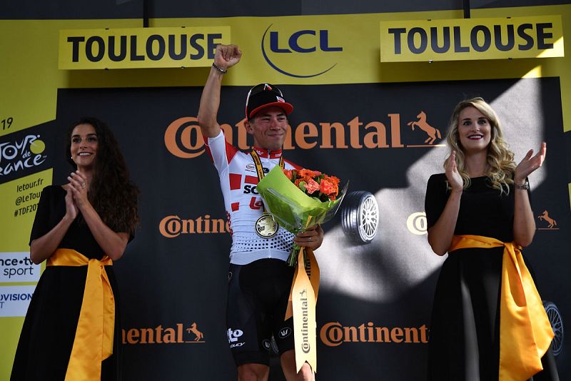 Caleb Ewan bate a Groenewegen sobre la línea de meta de Toulouse