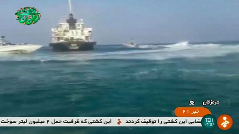 Irán apresa en el estrecho de Ormuz un petrolero al que acusa de contrabando
