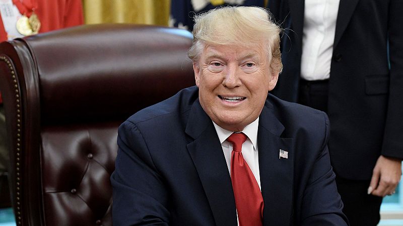 Trump dice ahora que intentó frenar los gritos de sus simpatizantes contra una congresista demócrata