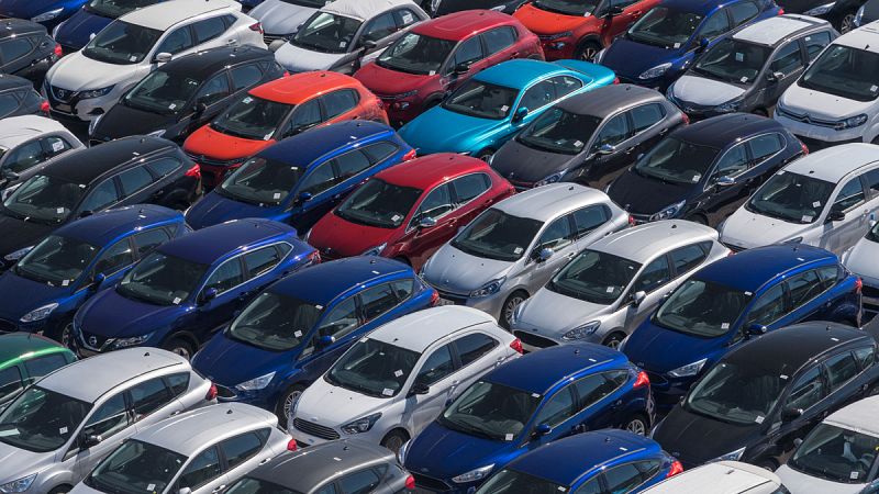 Los fabricantes de coches alertan del descenso de ventas y piden cambiar la fiscalidad desde la compra al uso