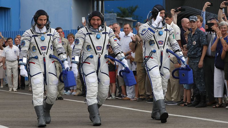 La nave rusa Soyuz arriba a la Estación Espacial Internacional en homenaje al Apolo 11