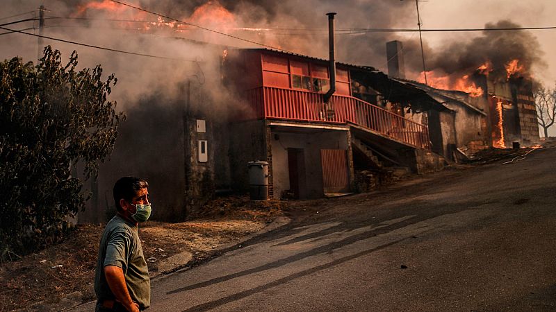 Un gran incendio sin control afecta al centro de Portugal y deja veinte heridos