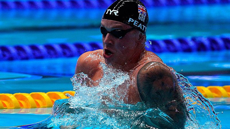 Adam Peaty (56.88) pulveriza su propio récord mundial de los 100 braza el día que Titmus destronó a Ledecky