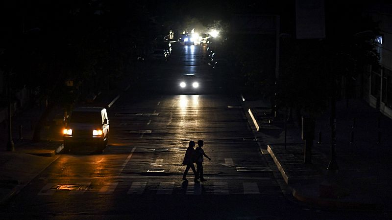 Venezuela se recupera tras siete horas de apagón general que el Gobierno atribuye a un "ataque electromagnético"