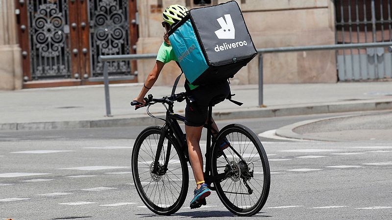 La justicia decreta que los 'riders' de Deliveroo son trabajadores de la empresa y no autónomos