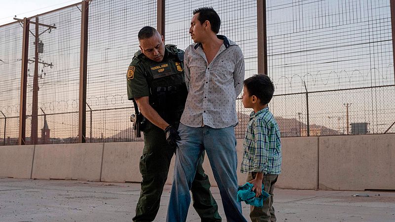 Un juez bloquea las restricciones al asilo aprobadas por Trump para los migrantes que entran por México