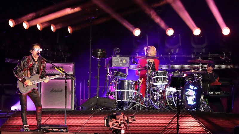 Muse descarga su enérgico rock con un monumental show de estética ochentera