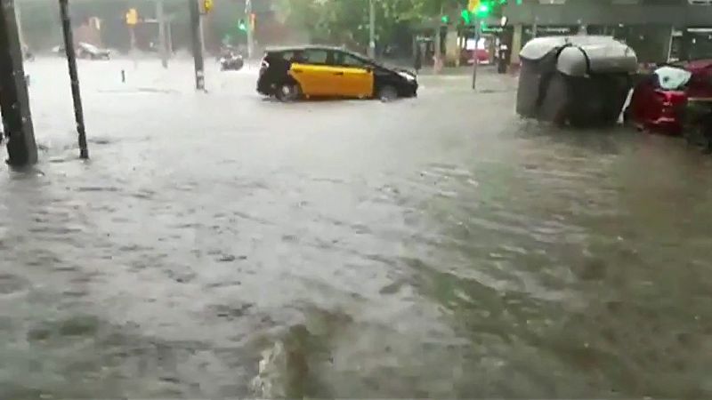 Las fuertes lluvias paralizan El Prat durante media hora y causan inundaciones en Barcelona