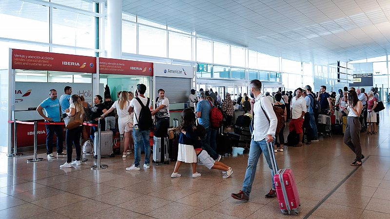 La huelga del personal de tierra de Iberia en El Prat obliga a cancelar más de un centenar de vuelos