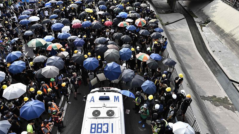 Los manifestantes se enfrentan a la policía en Hong Kong durante una protesta no autorizada