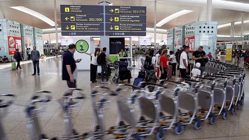 La segunda jornada de huelga del personal de tierra de Iberia en El Prat obliga a cancelar 81 vuelos