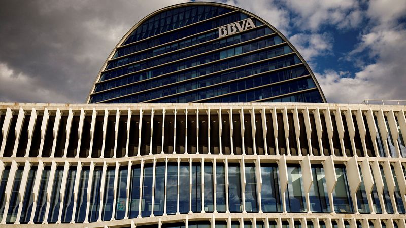 El juez del 'caso Villarejo' imputa al BBVA por los presuntos espionajes encargados al excomisario
