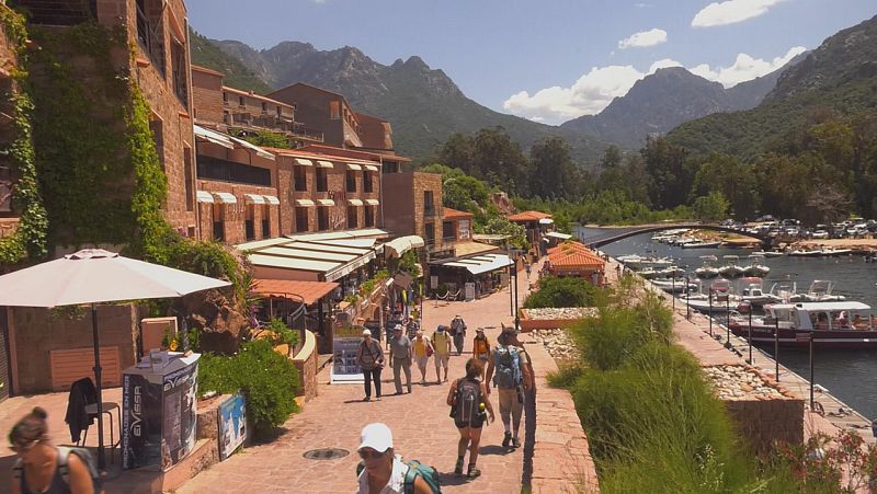 'Españoles en el mundo' descubre las playas y cumbres de Córcega