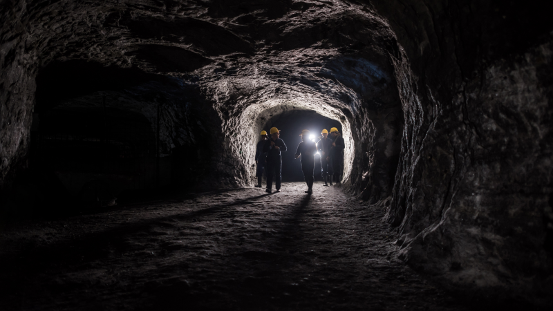 Once personas recrean el encierro de los mineros de 1984 para un documental