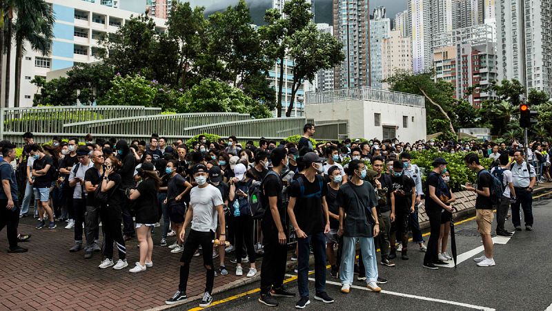Hong Kong juzgará a 44 personas por revuelta tras la manifestación prohibida del domingo