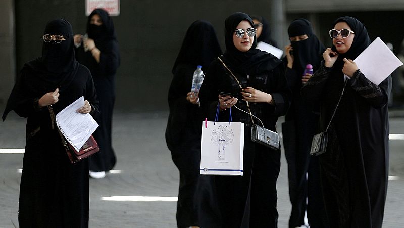 Arabia Saudí levanta las restricciones a las mujeres para viajar y les otorga mayor control familiar