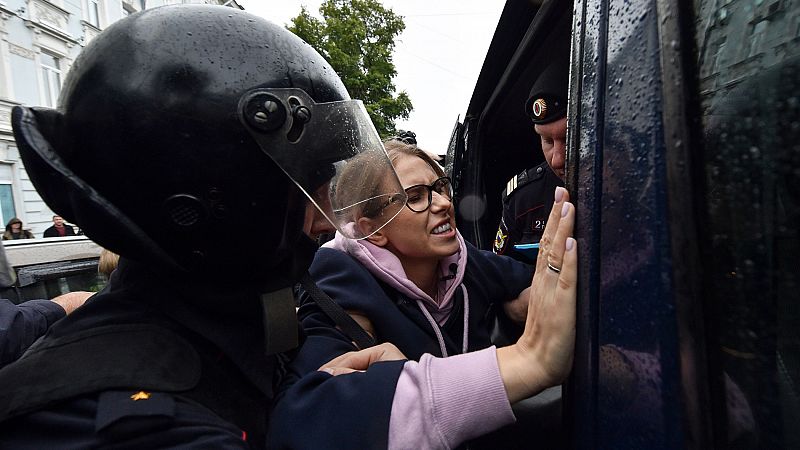 La policía detiene a una dirigente opositora y a cientos de manifestantes en Moscú