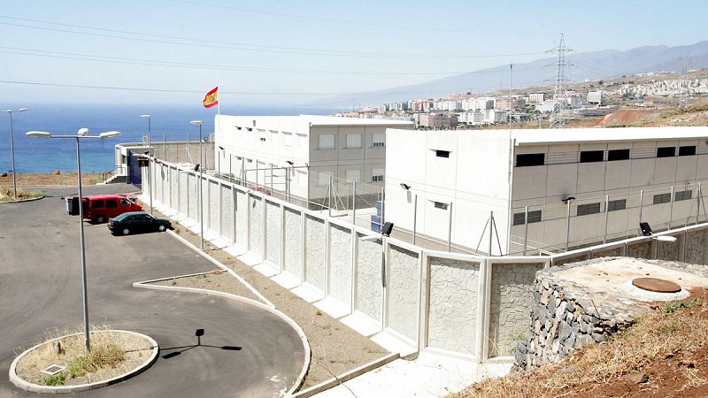 Dieciséis inmigrantes se fugan de un CIE en Tenerife tras un intento de fuga masivo