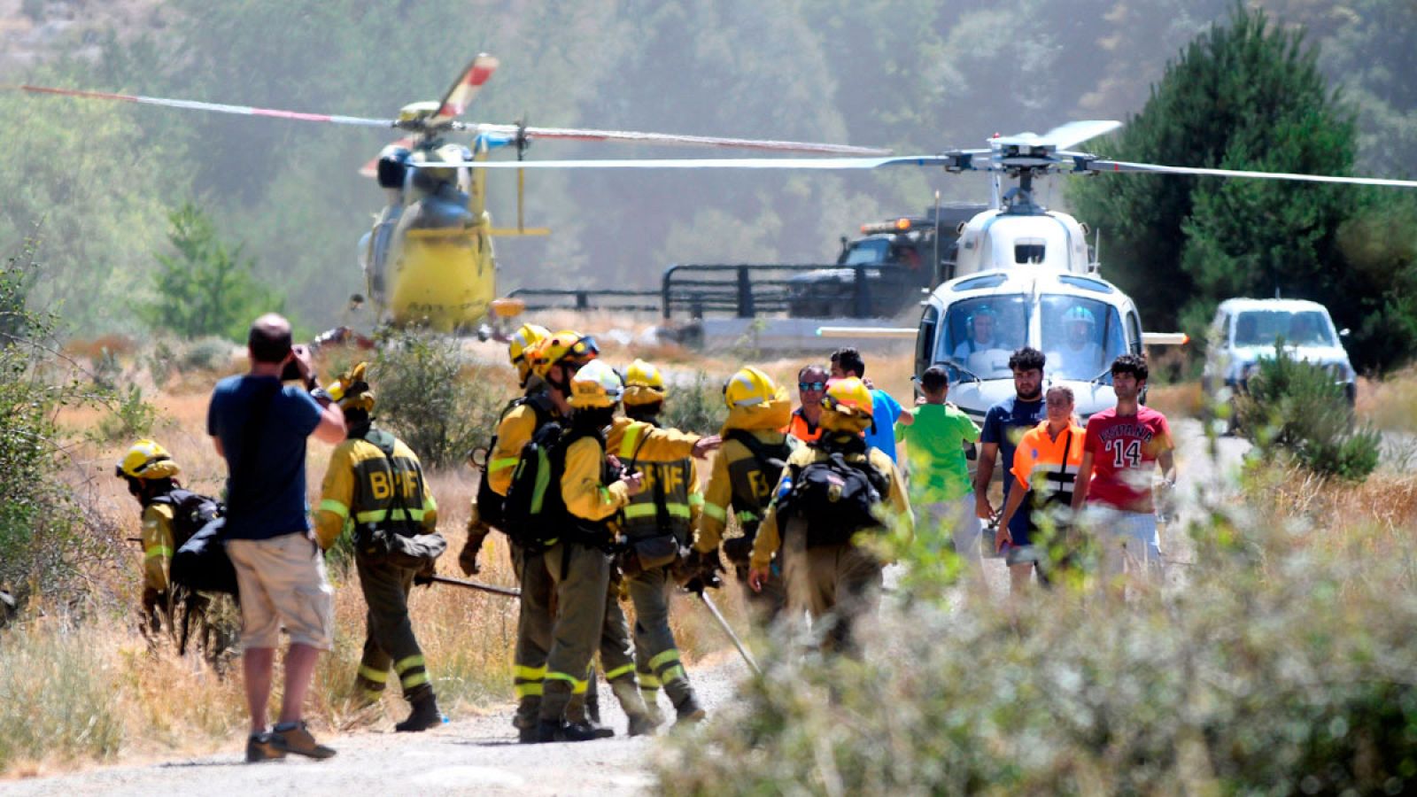 Los dos incendios que amenzan el Parque Nacional de Guadarrama habrían sido intencionados. Es la hipótesis con la que trabaja la Guardia Civil, mientras los bomberos tratan de controlar el fuego, que sigue activo en La Granja, en Segovia, y en Mirafl