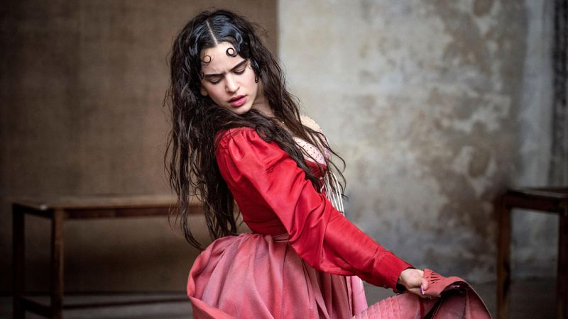 Rosalía se transforma en Julieta para el calendario Pirelli