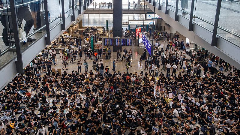Los manifestantes de Hong Kong permanecerán en el aeropuerto hasta el domingo