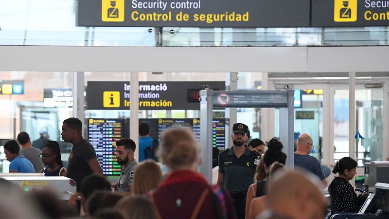 Colas breves en El Prat durante la primera jornada de huelga de los vigilantes de seguridad