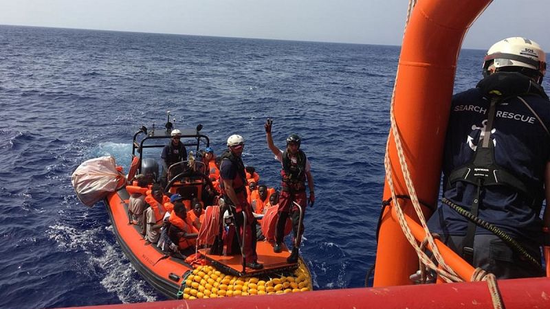 El Ocean Viking, de Médicos Sin Fronteras y SOS Méditerranée, rescata a 85 inmigrantes