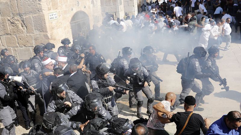 Decenas de palestinos y varios israelíes heridos en enfrentamientos en la Explanada de las Mezquitas