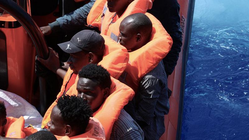 El Ocean Viking supera su límite de pasajeros tras rescatar a 81 personas en su tercera operación en el Mediterráneo