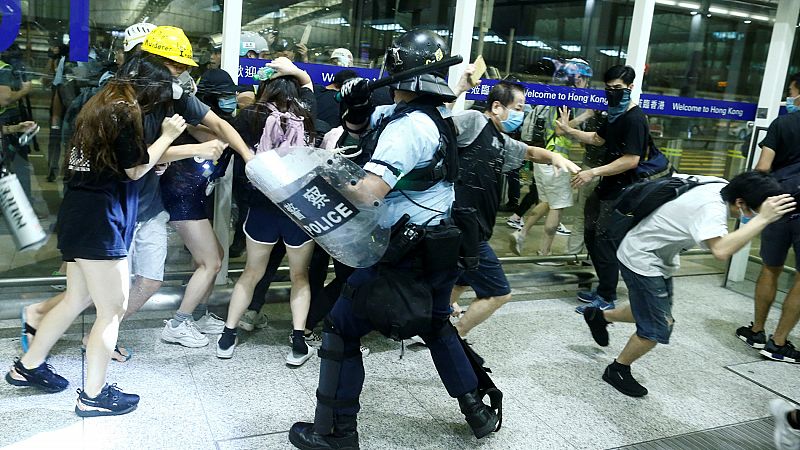 Choques entre policías y manifestantes en el segundo día con el aeropuerto de Hong Kong paralizado