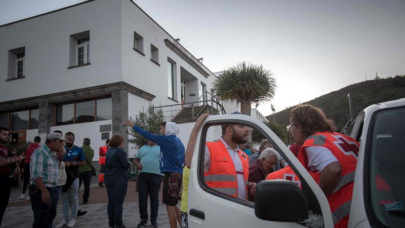 Los vecinos desalojados por el incendio de Gran Canaria regresan a sus casas a la espera del control definitivo del fuego