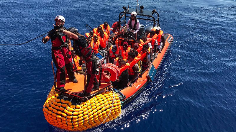 El Ocean Viking navega hacia Malta e Italia y les reclama un puerto seguro
