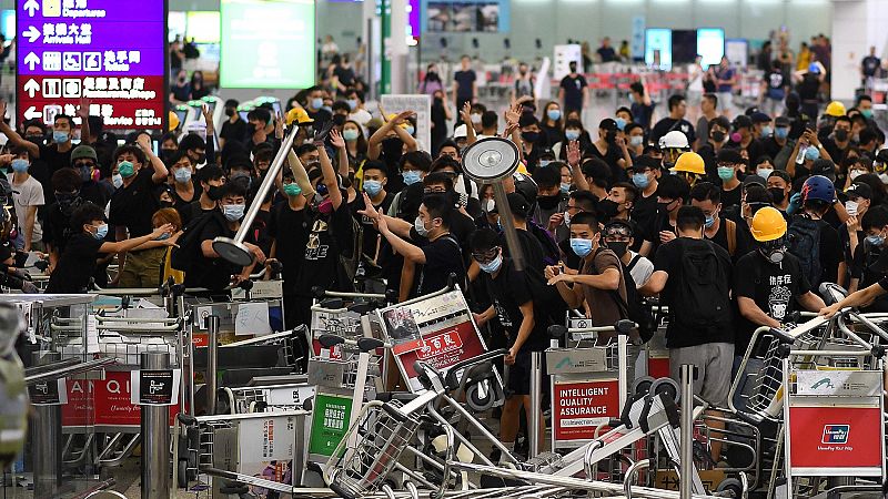 Un tribunal de Hong Kong prohíbe a los manifestantes permanecer en el aeropuerto