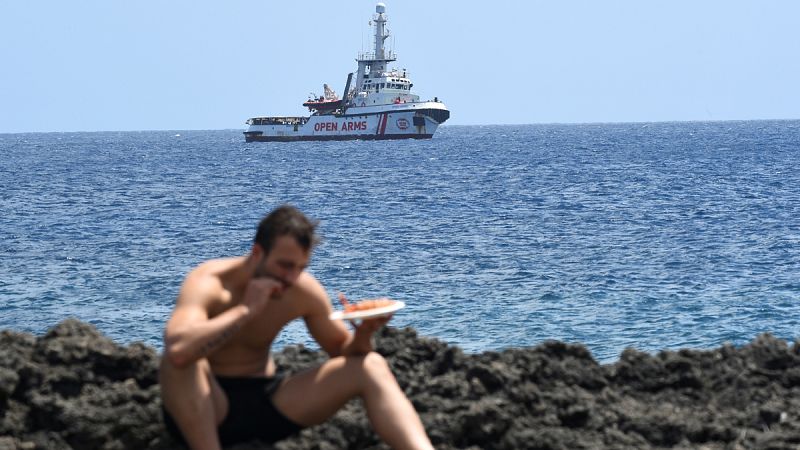 El Open Arms fondea en aguas italianas y ve más cercano "el final" de su odisea