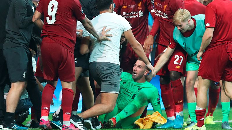 Un aficionado del Liverpool lesionó a Adrián durante la celebración de la Supercopa