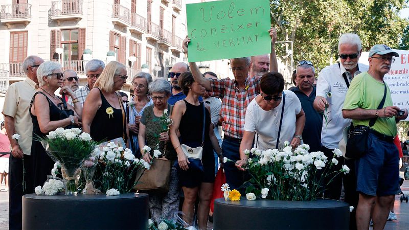 Silencio y claveles blancos en recuerdo de las vctimas de Barcelona y Cambrils dos aos despus