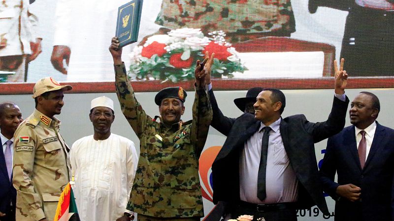 La oposición civil sudanesa y la junta militar ratifican la nueva Constitución