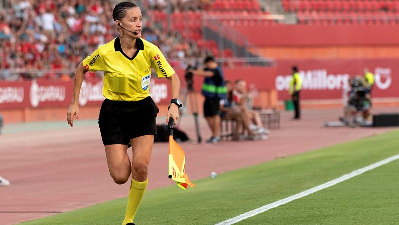 Guadalupe Porras hace historia en Mallorca como primera árbitra asistente en fútbol masculino