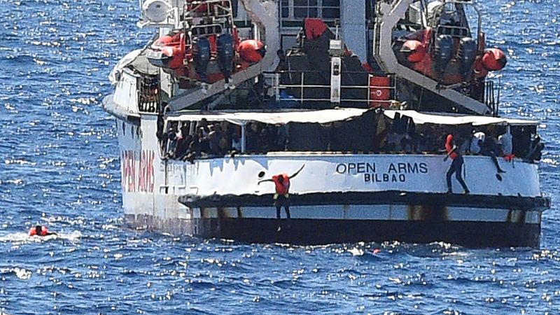 Quince migrantes se lanzan al mar desde el Open Arms para intentar llegar a Lampedusa