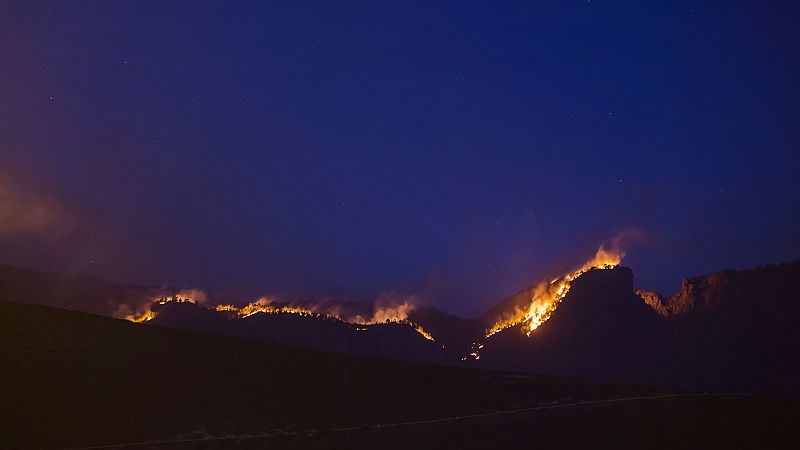 El incendio de Gran Canaria carboniza ya 10.000 hectáreas y avanza hacia el sur de la isla