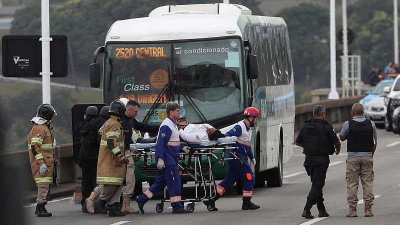 La Policía brasileña abate al secuestrador de un autobús y libera a sus 16 rehenes