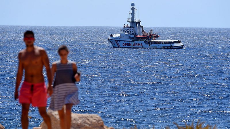 Italia se ofrece ahora a trasladar a los migrantes del Open Arms si el barco retira la bandera de España