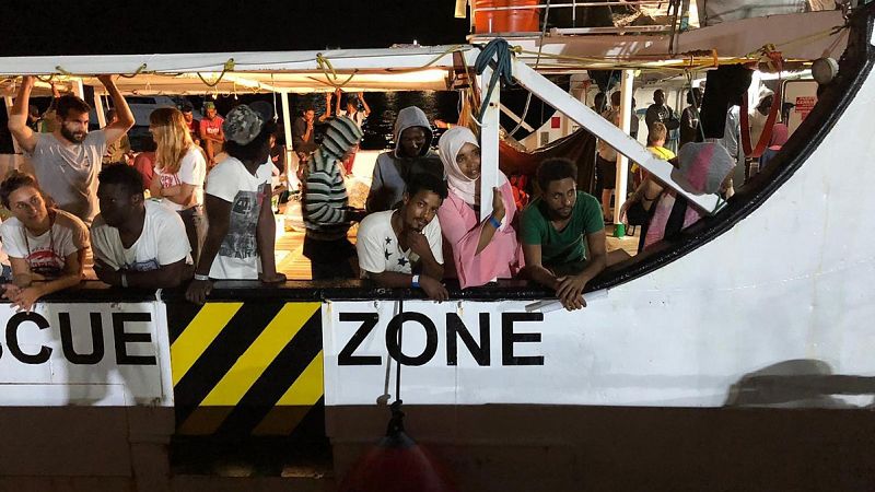 El Open Arms atraca en el puerto de Lampedusa con 83 migrantes a bordo tras 19 días de incertidumbre