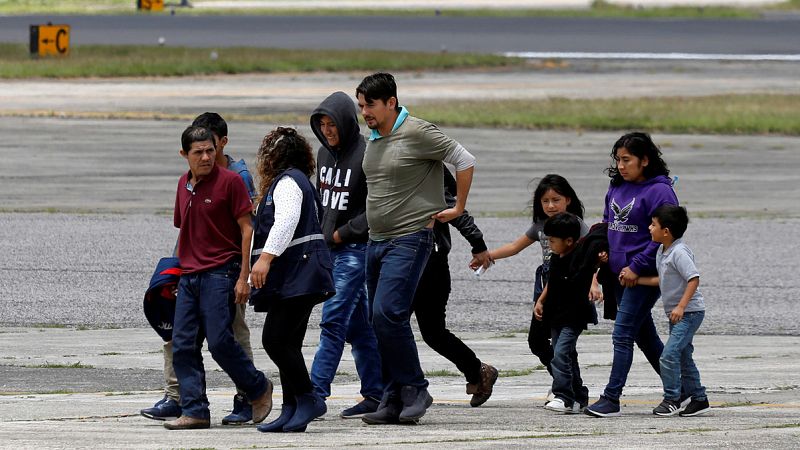 La administración Trump anuncia una ley que permitirá internar a las familias de inmigrantes por tiempo indefinido