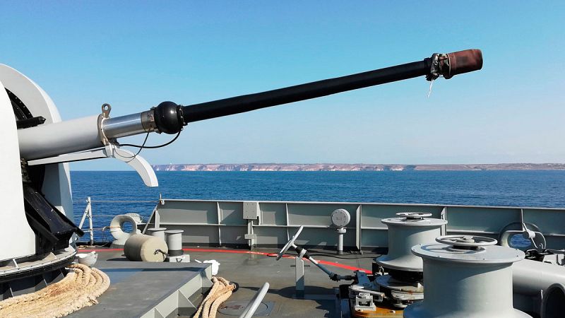 El Audaz se encuentra frente a Lampedusa para hacerse cargo de 15 de los migrantes rescatados por el Open Arms