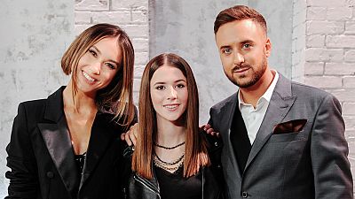 Ida Nowakowska, Aleksander Sikora y Roksana Wegiel presentarn Eurovisin Junior 2019