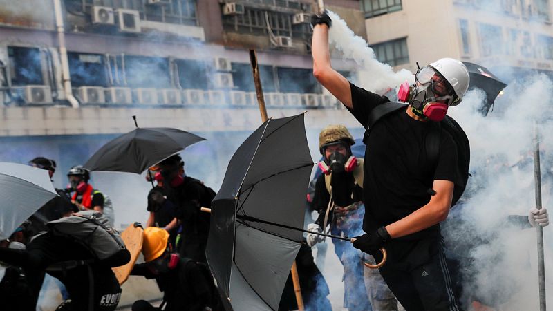 La violencia vuelve a las calles de Hong Kong en el duodécimo fin de semana de protestas antigubernamentales