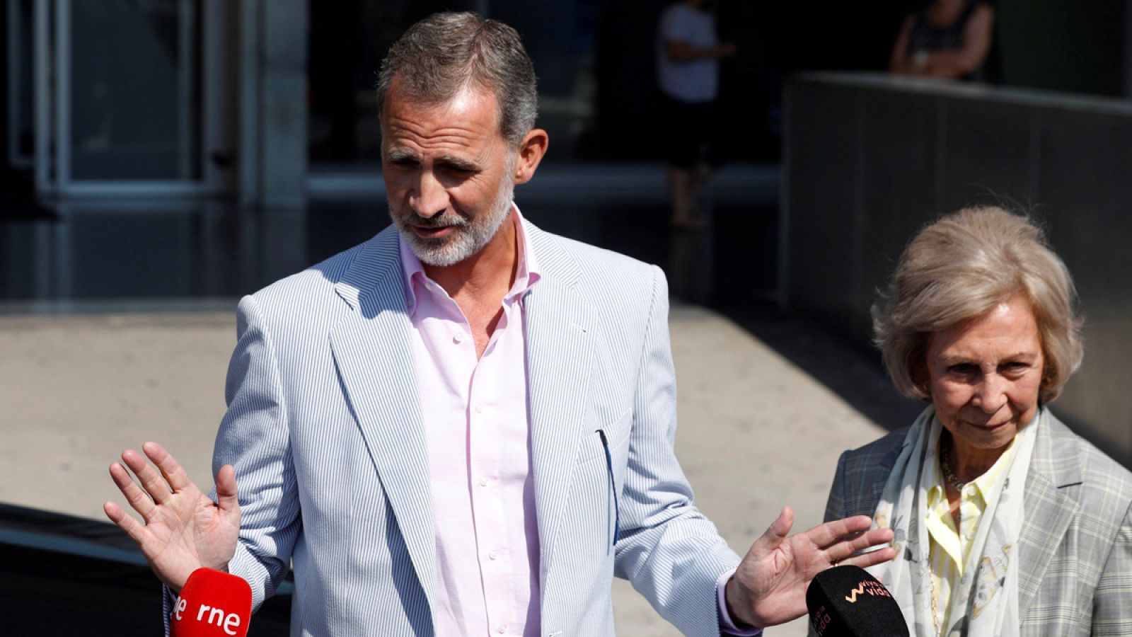 El rey Juan Carlos se recupera en la UCI tras serle implantados tres 'bypass' | Ver